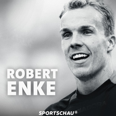 Ein lächelnder Robert Enke in sportlicher Kleidung.Das Bild ist in Schwarz-Weiß gehalten, der Hintergrund ist unscharf.