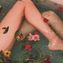 Frau badet in Badewanne
