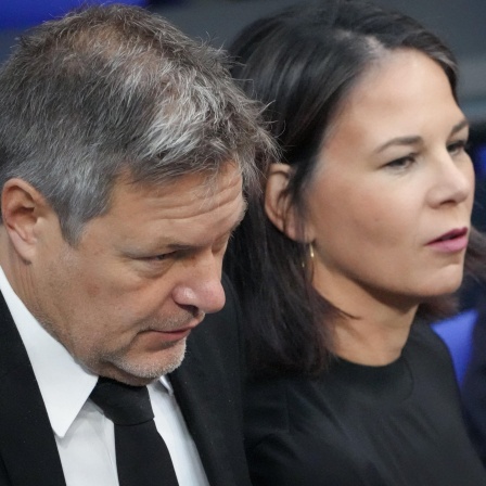 Robert Habeck Bundeswirtschafts- und Klimaminister (Gruene) mit Annalena Baerbock Aussenministerin (Gruene) auf der Regierungsbank