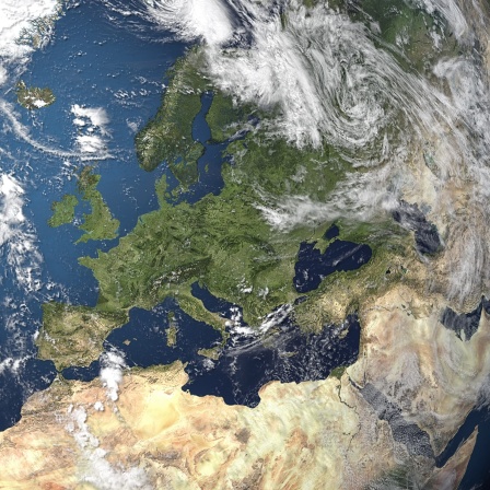 Satellitenbild von Euorpa, dem Mittelmeer und Afrika (NASA 2016): Der deutsche Architekt Hermann Sörgel hatte 1928 eine Idee: Atlantropa. Er wollte das Mittelmeer vom Atlantik abriegeln, die Straße von Gibraltar und die Verbindung zum Schwarzen Meer dicht machen. Dann würde der Wasserspiegel sinken und Europa und Afrika würden zusammenwachsen.