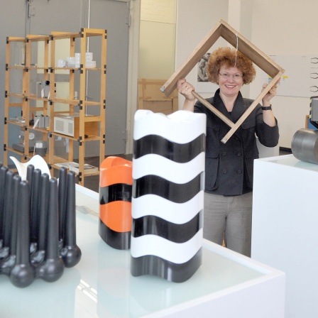 Die damalige Leiterin Dagmar Rinker 2011 im Archiv der ehemaligen Hochschule für Gestaltung (HfG) in Ulm
