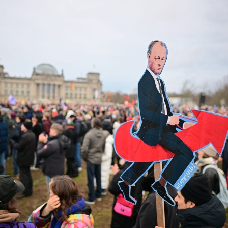 Unionsfraktionsvorsitzender Merz reitet in einer karikaturistischen Darstellung einen Pfeil aus dem Partei-Symbol der AfD.