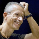 Der US-Musiker Keith Jarrett fasst sich bei einem Konzert in Madrid an den Kopf.