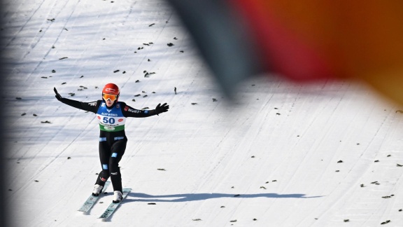 Sportschau Wintersport - Skispringen Der Frauen In Hinzenbach - Der 1. Durchgang Im Re-live