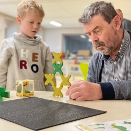 Der kleine Tim und Opa Gunther beim Großeltern-Enkel-Spieltag in Rudolstadt.