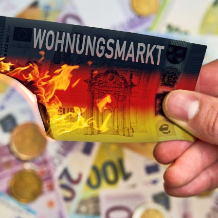 Wohnungsmarkt, Geldschein aus Euro-Banknote brennt mit Feuer (Bild: IMAGO/Michael Bihlmayer)