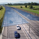 Konzept für ein Solardach über einer Autobahn