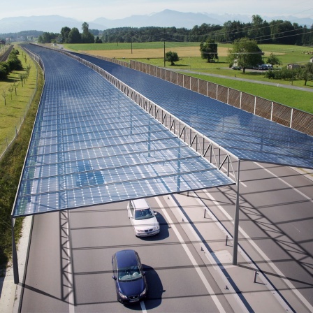 Konzept für ein Solardach über einer Autobahn