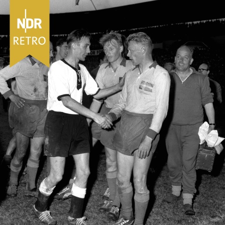 Fußball-WM 1958 in Schweden. Halbfinale Göteborg, 24.06.1958. Horst Eckel gratuliert Sven Axbom nach Niederlage (Schweden-Deutschland 3:1).