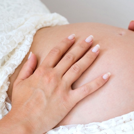 Bauch einer schwangeren Frau. 