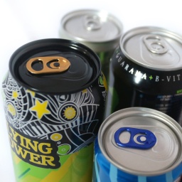 Illustration: Abgebildet sind verschiedene Energy Drinks der Discounter Aldi, Lidl und Edeka.