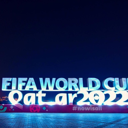  FIFA World Cup steht in beleuchteten Lettern vor der Skyline von Doha