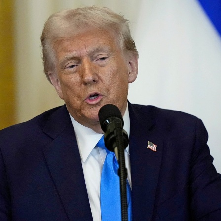 US-Präsident Donald Trump bei einer Rede auf einem Podium.