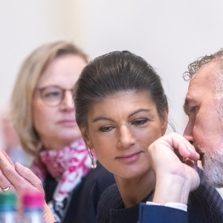 BSW - Mitgliederversammlung in der Festhalle Ilmenau. Im Foto: v.l. Katja Wolf (BSW), Sahra Wagenknecht, Bundesvorsitzende des BSW sowie Steffen Schütz (BSW)