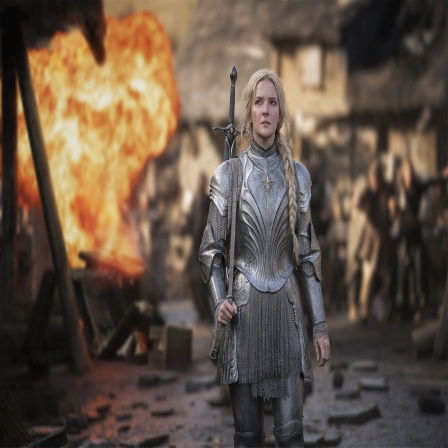 Die Schauspielerin Morfydd Clark steht als Galadriel in der Serie &#034;Die Ringe der Macht&#034; vor einem Feuer