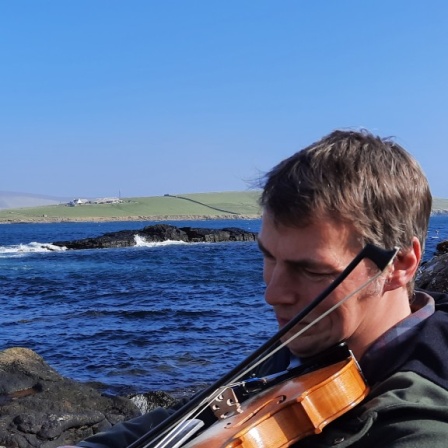 Maurice Henderson, Fiddler/Storyteller mit seiner Fiddel/Geige nahe der Stadt Lerwick auf den Shetland-Inseln