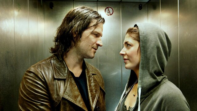 Zorn (Mišel Matičević, li.) und Malina (Katharina Nesytowa, re.) kommen sich im Fahrstuhl dezent näher.