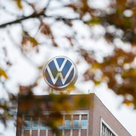 Das Logo des Autobauers VW ist auf dem Dach am VW-Stammwerk zu sehen. 