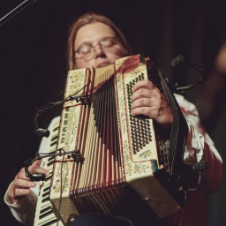 Kuba Zimończyk von der Band Hajda Banda spielt Akkordeon. 