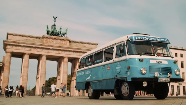 Ein blauer Robur vor dem Brandenburger Tor in Berlin.