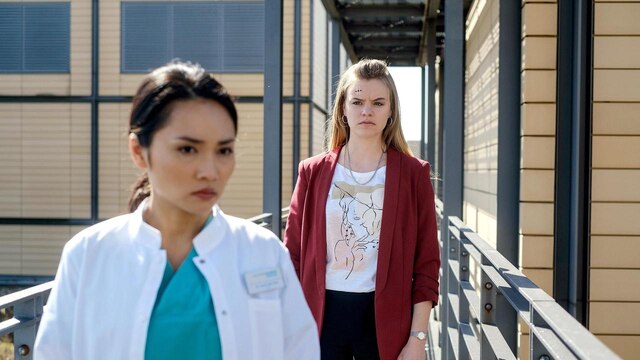 Dr. Lilly Phan (Mai Duong Kieu, li.) hat ihre ehemals beste Freundin Juliane Kling (Sophia Schober, re.) überredet, sich von ihr operieren zu lassen. Doch jetzt macht Lilly einen Rückzieher.