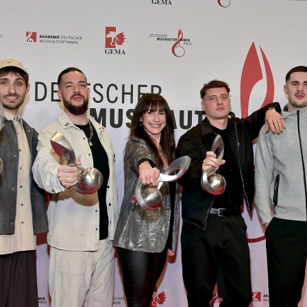 15. Deutschen Musikautor/innenpreis Für Udo Lincdenberg die Filmproduzenten für das Erfolgreichste Werk, COMET, u.a. Lennard Oestman, Christopher James Brenner (Chris James), Marco Tscheschlok, TAKT 32 (Bild: IMAGO/Photopress Müller/Ralf Müller)