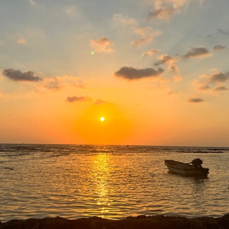 ein Boot im Meer vor Beirut - Abendstimmung am Horizont