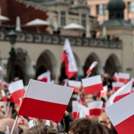 Anhänger von Rafal Trzaskowski, Bürgermeister von Warschau und Präsidentschaftskandidat, schwenken während der Wahlkundgebung auf dem Hauptmarkt polnische Flaggen. 