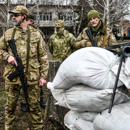 Ukrainische Soldaten nehmen an militärischen Übungen auf dem Stützpunkt des Separaten Territorialen Verteidigungsbataillons von Saporischschja teil.