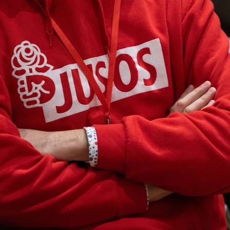 Ein Teilnehmer des Landesparteitags der SPD Baden-Württemberg hat einen Kapuzenpulli mit der Aufschrift &#034;Jusos&#034; an.