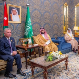 Der saudi-arabische Kronprinz Mohammed bin Salman al-Saud (2. v. l.) und König Abdullah II. von Jordanien (l) halten am Rande des 33. Gipfels der Arabischen Liga ein gemeinsames Gespräch.
