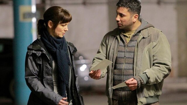 Von einem Informanten (Mahmut Suvakci) erhofft sich Irene Huss (Angela Kovacs) eine Spur, die sie zu dem flüchtigen Zeugen führt.
