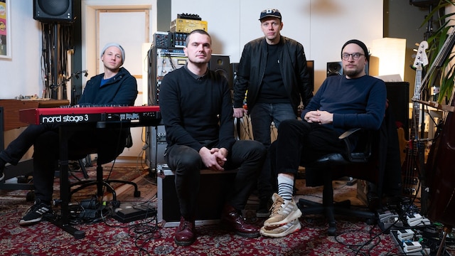 Die Bandmitglieder von Woods of Birnam (WOB), Philipp Makolies (l-r), Uwe Pasora, Christian Friedel und Christian Grochau sitzen in ihrem Proberaum nebeneinander.