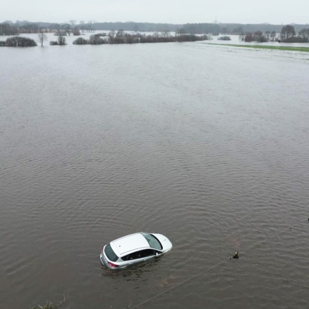 Ein Auto steckt in Laatzen im Hochwassergebiet fest.