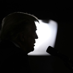 Donald Trump bei einem Event in Las Vegas, sein Kopf ist im Schatten. 