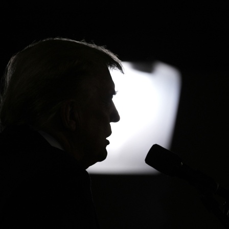 Donald Trump bei einem Event in Las Vegas, sein Kopf ist im Schatten. 