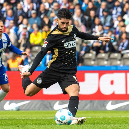 Semih Sahin von der SV 07 Elversberg schießt einen Elfmeter