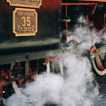 Eine alte Dampflokomotive fährt auf Schienen.