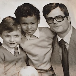 Familienfoto in schwarz-weiß.