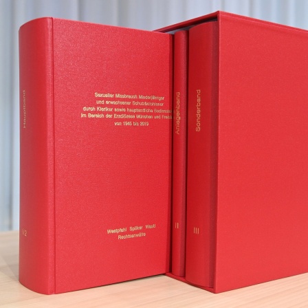 rote Bücher stehen auf einem Tisch