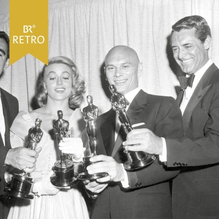 Dorothy Malone, Yul Brynner und Cary Grant posieren mit ihren Oscar Statuen bei der Oscarverleihung am 27. März 1957 | Bild: picture alliance / ASSOCIATED PRESS | -
