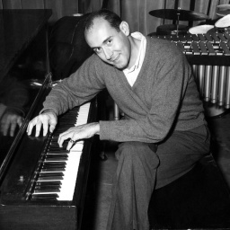 Henry Mancini wäre 100 Jahre alt geworden: Schwarzweiß-Aufnahme des Komponisten von Filmmusik wie &#034;Baby Elephant Walk&#034; oder &#034;The Pink Panther Theme&#034;, auf der er am Klavier sitzt