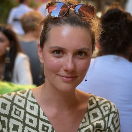 Orte und Worte · Im Hinterhof mit Maria Bidian · Podcast in ARD Sounds