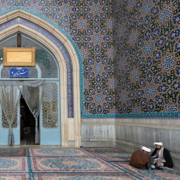 Mullahs am Eingang der Azam Moschee, Schrein der Fatima Masuma, Qom, Iran