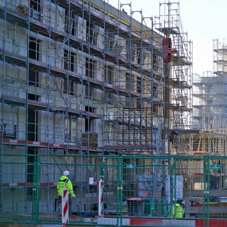 Bauarbeiter arbeiten auf der Baustelle des neuen Stadtquartiers Kolbenhöfe in Hamburg-Ottensen. 