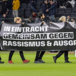 Bei einem Spiel der Fußball-Bundesliga in Frankfurt wird ein Banner gegen Rassismus und Ausgrenzung präsentiert.