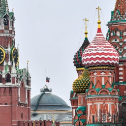 Die russische Flagge weht auf Halbmast vor dem Kreml in Moskau.