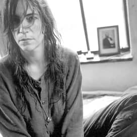 Patti Smith sitzt auf einem Bett | Bild: picture-alliance/dpa