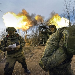 Russische Soldaten feuern eine selbstfahrende Haubitze vom Typ Giatsint-S auf ukrainische Stellungen im Abschnitt Awdejewka der Frontlinie ab.