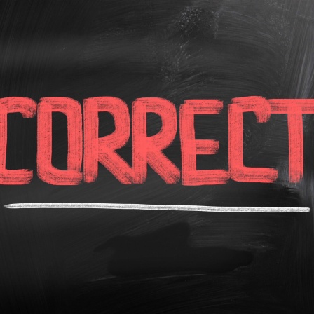 Das Wort "incorrect" steht auf einer Tafel, die ersten beiden Buchstaben sind durchgestrichen. 